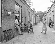 881314 Gezicht in de Brouwerstraat (Zeven Steegjes) te Utrecht, met enkele bewoners.